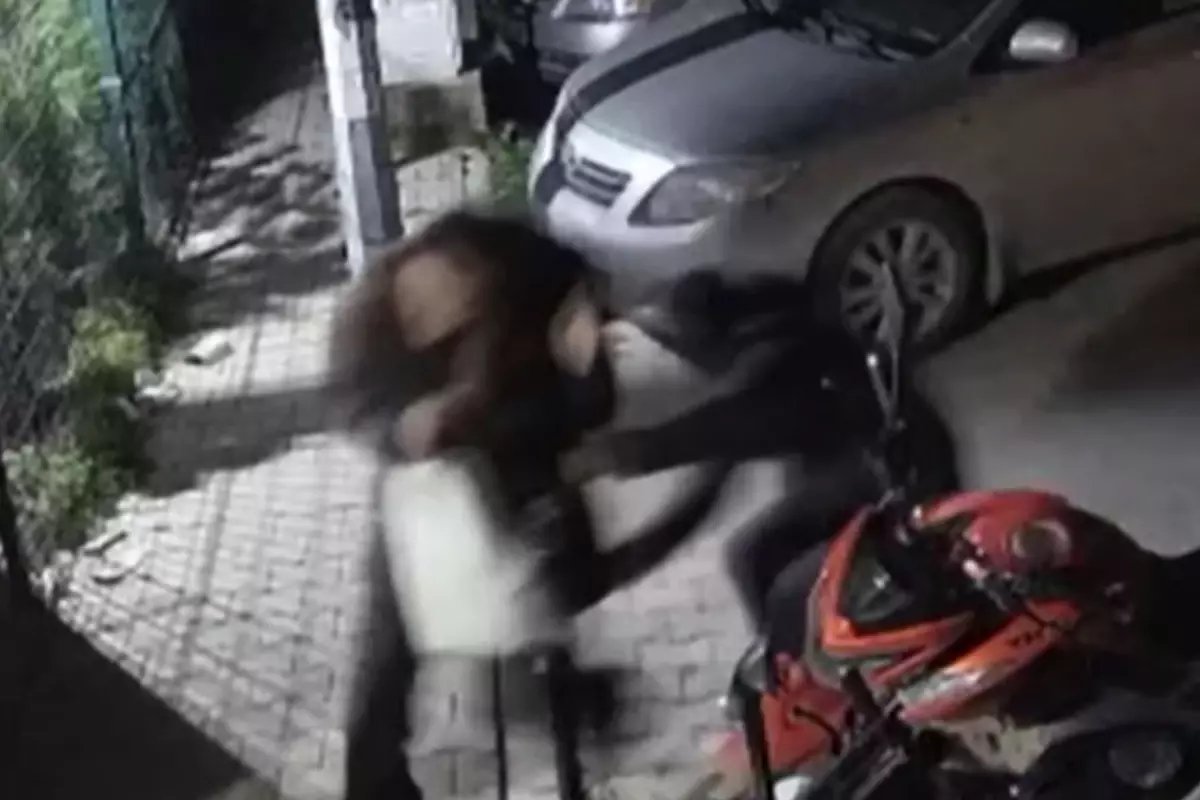 İzmir'de takıntılı erkek dehşeti kamerada: Pusu kurup defalarca kurşun yağdırdı