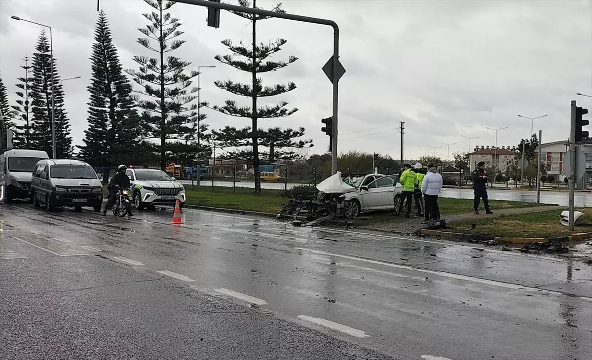 Manavgat'ta direğe çarpan otomobilin sürücüsü yaralandı