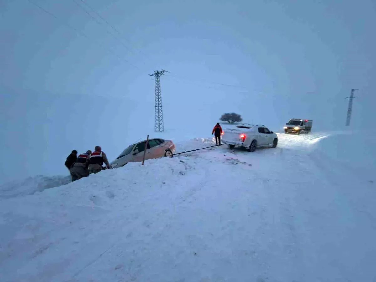 Ağrı'da kar ve fırtınada mahsur kalan vatandaşları ekipler kurtardı