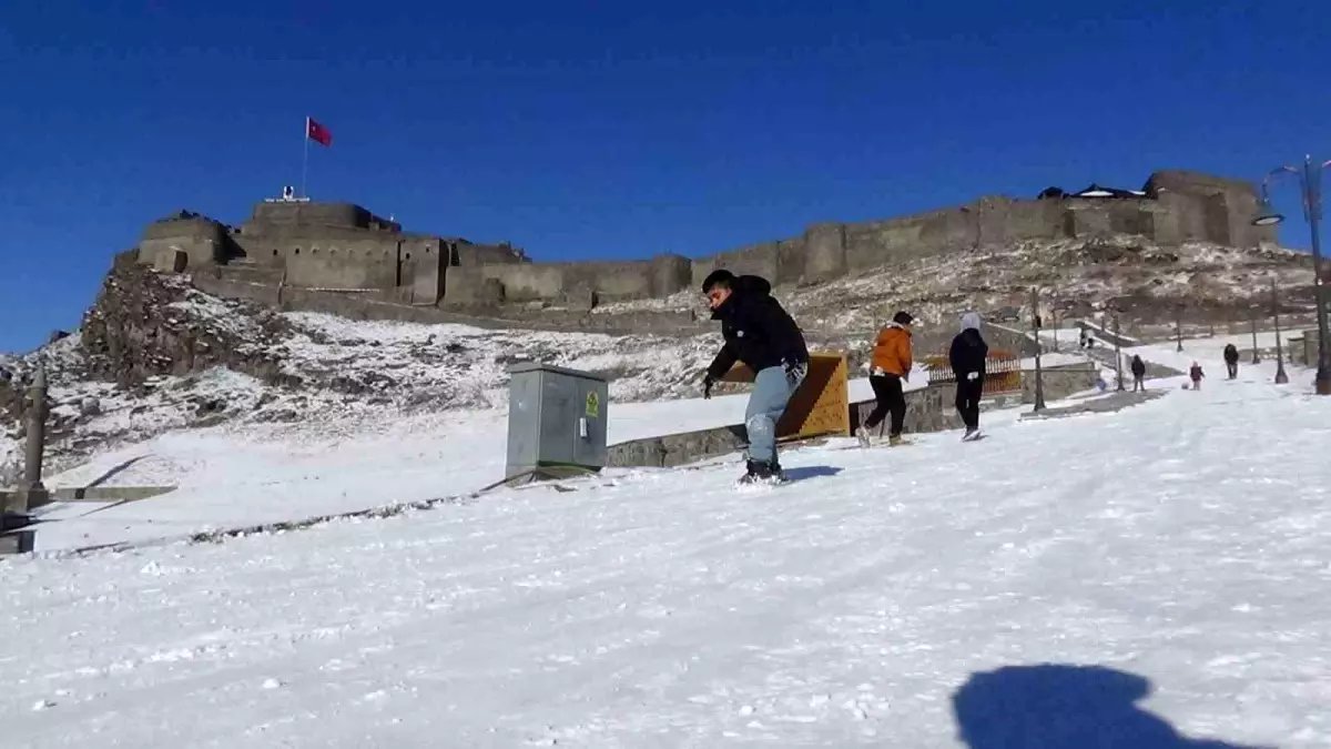 Kars'ta kızağını kapan kale yokuşuna koştu