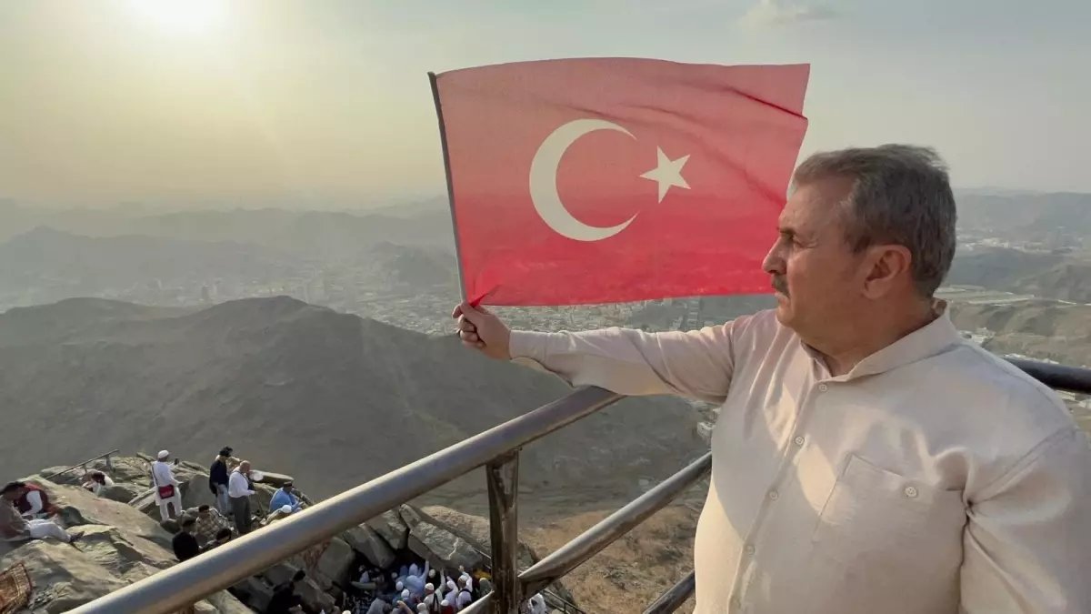 BBP lideri Destici'den, Nur Dağı'nda Türk bayraklı mesaj