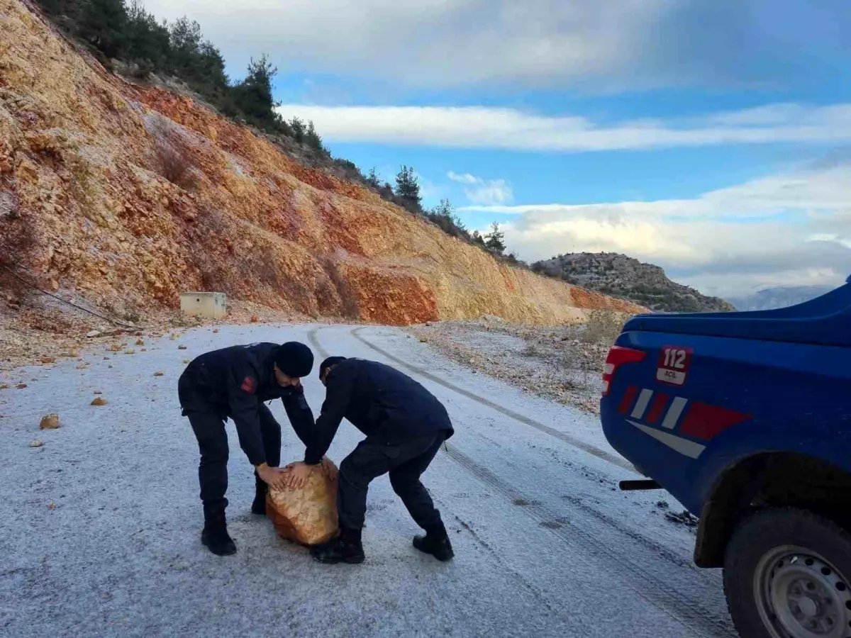 Harmankaya Tabiat Kanyonu'nun yolunu düşen kaya parçası jandarma tarafından kaldırıldı