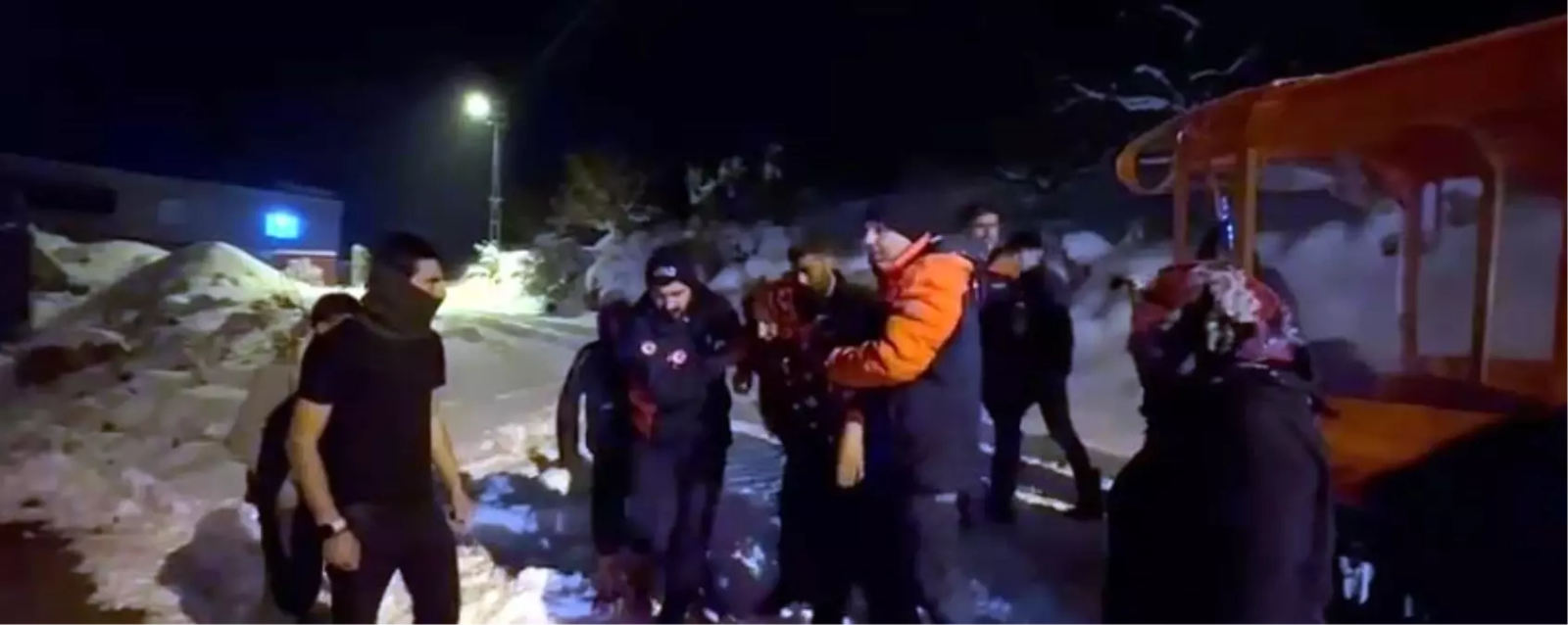 Kardan yolu kapanan köyde rahatsızlanan kadına ekipler ulaştı