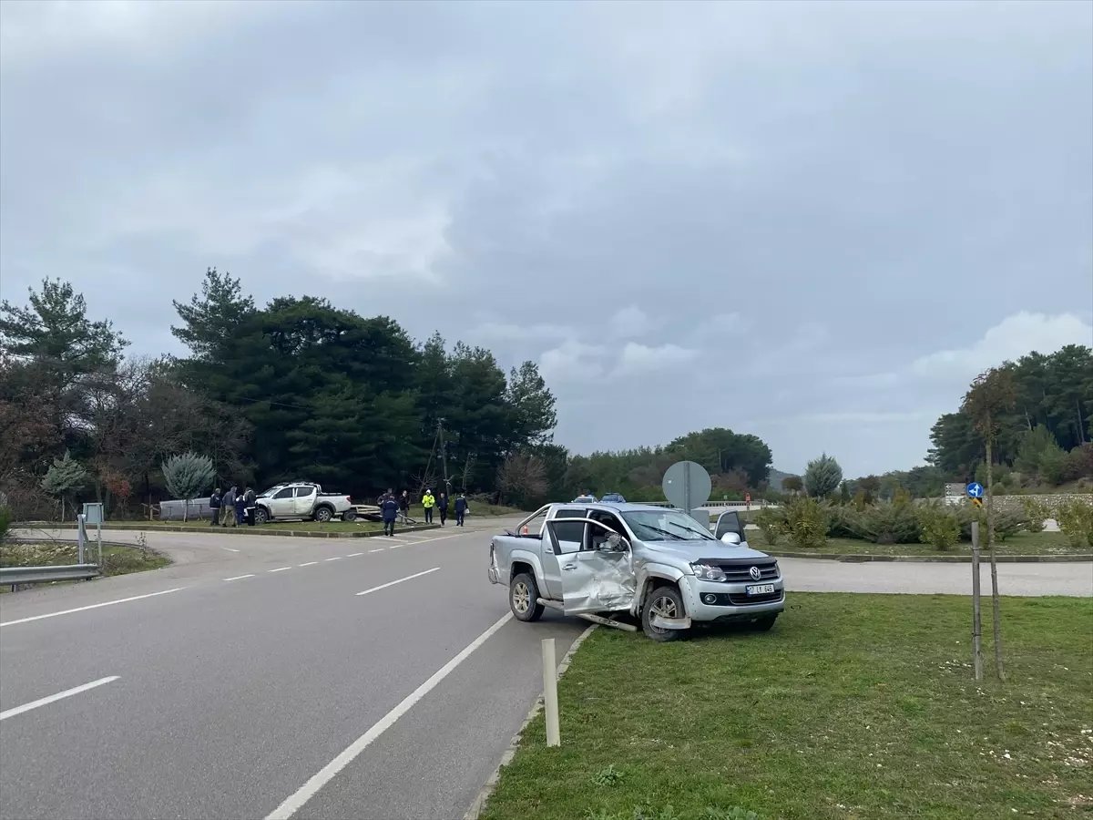 Çanakkale'de iki pikabın çarpıştığı kazada 2 kişi yaralı