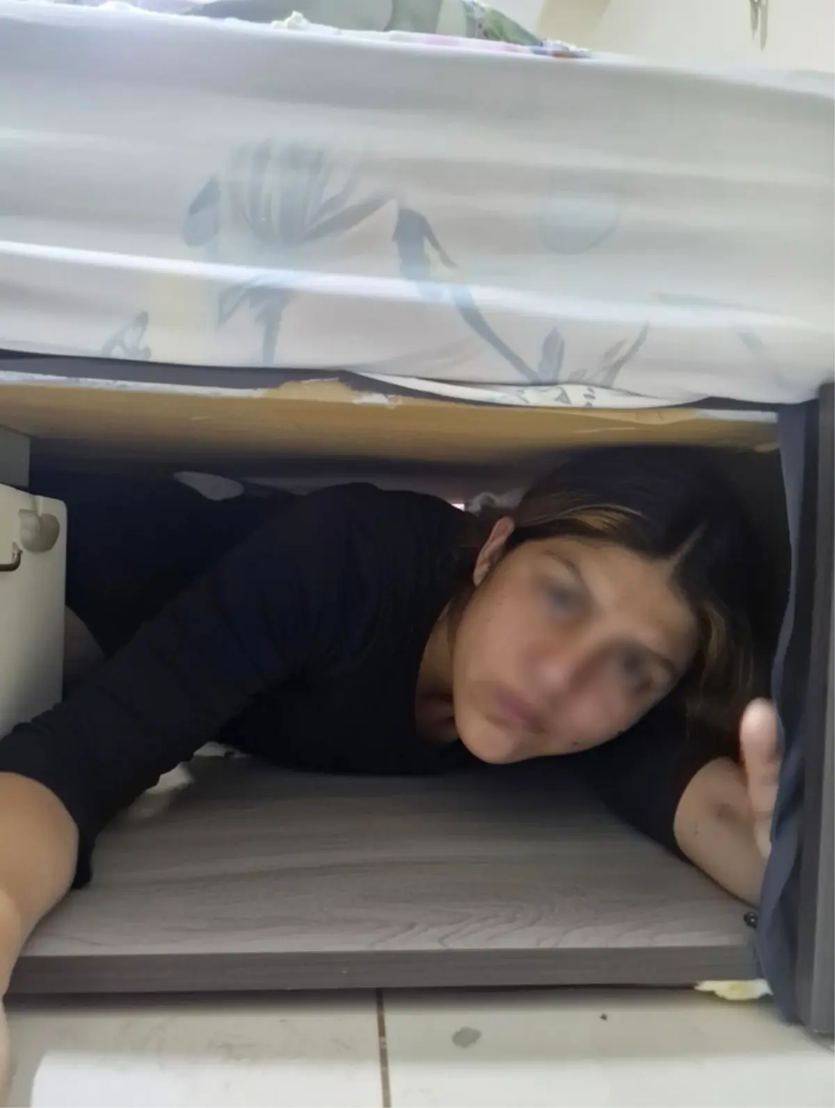 107 suç kaydı bulunan şüpheli, bazının altında yakalandı