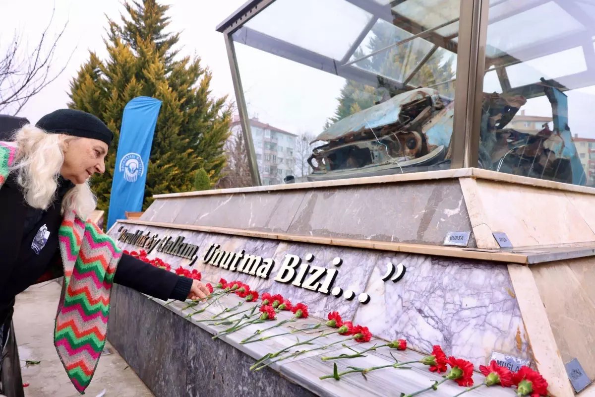 Uğur Mumcu, Eskişehir'de hurda otomobilinin sergilendiği alanda karanfillerle anıldı