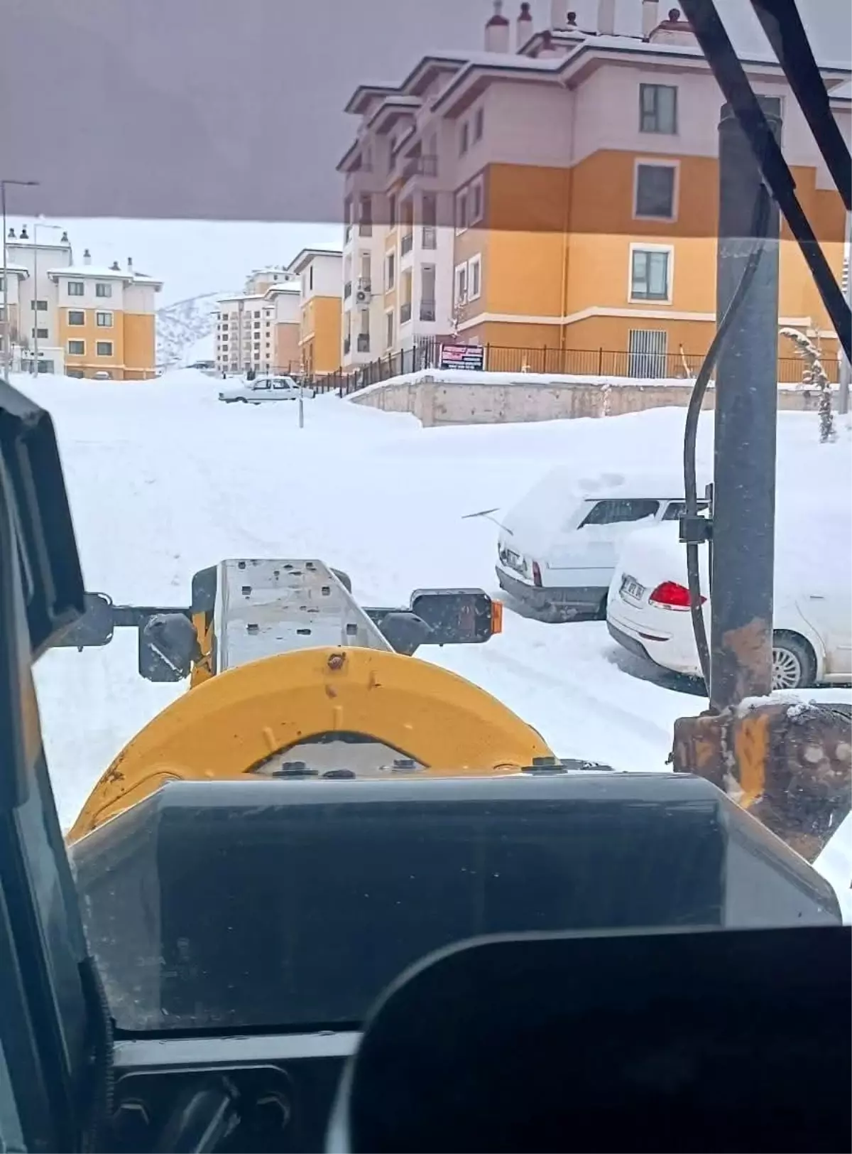 Gölbaşı'nda deprem konutlarında kar temizleme çalışması