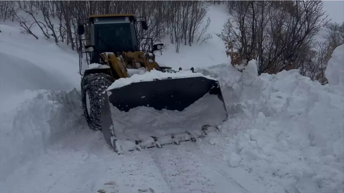 Malatya'da yolu kapalı kırsal mahalledeki hastaya ilaçlarını belediye ekipleri ulaştırdı