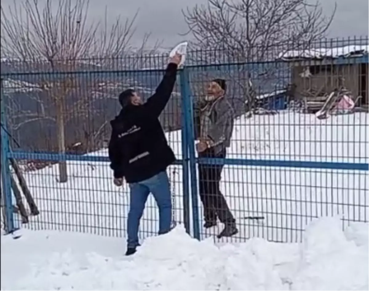 Yolu kardan kapanan mezradaki hastanın ilaçları kepçeyle ulaştırıldı