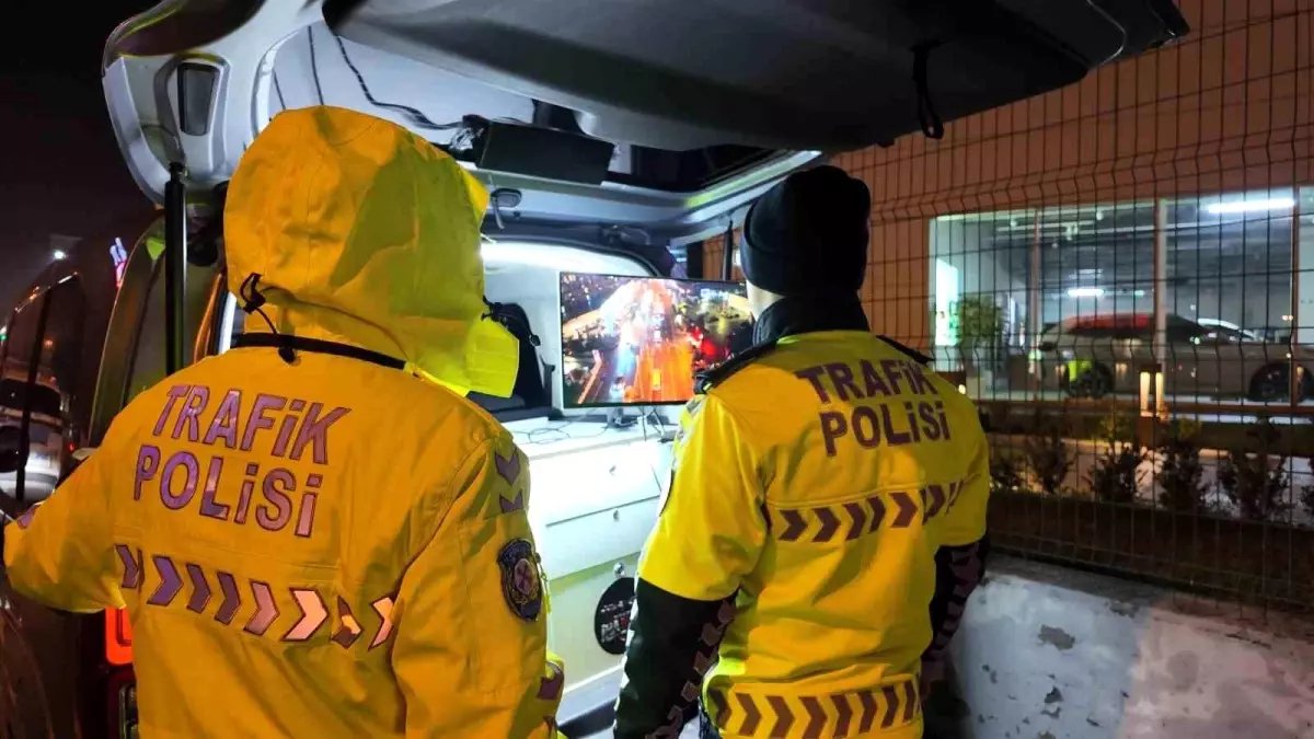 Avcılar'da yeni aldığı ehliyetin zarfını polise açtıran kadın sürücü ilk cezasını yedi