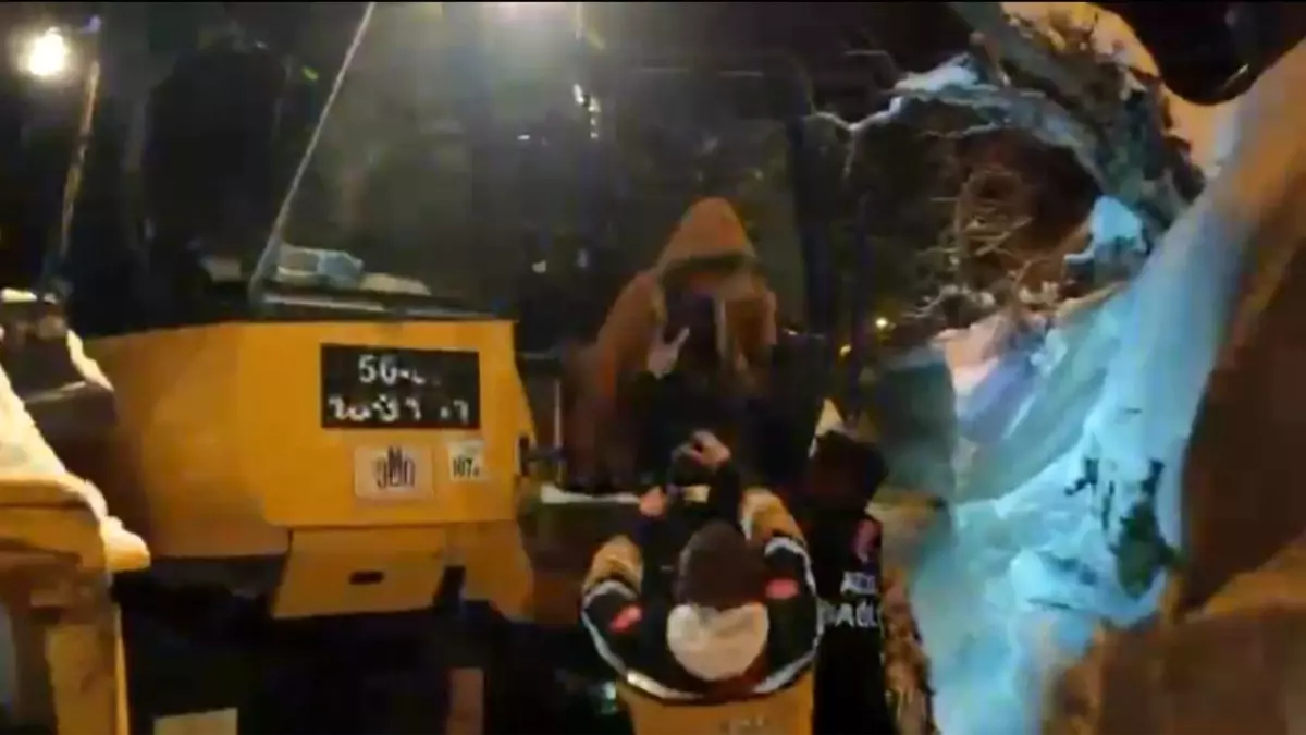 Kolundan yaralanan çocuk, iş makinasıyla bulunduğu yerden alınıp sağlık ekibine teslim edildi