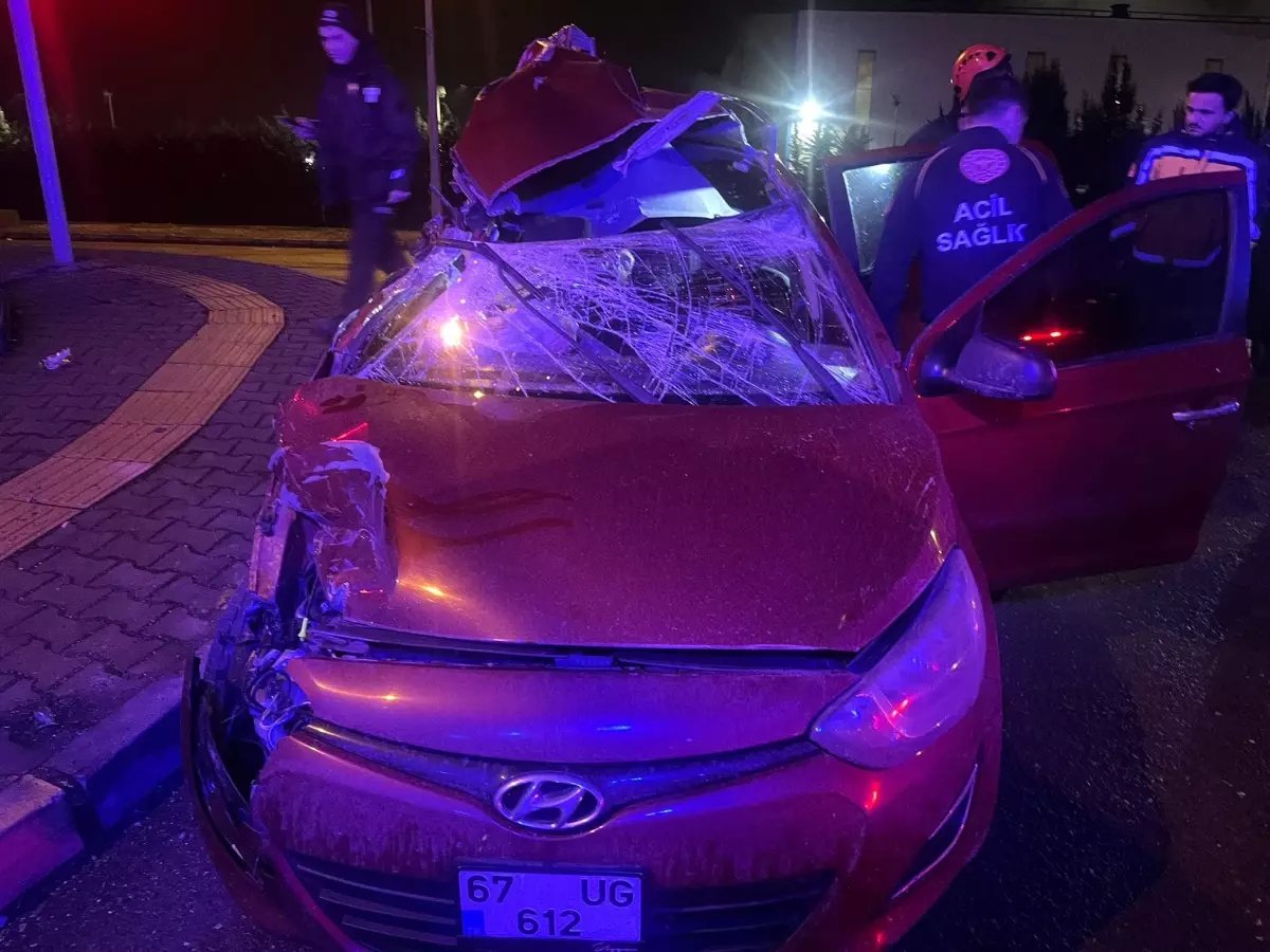 Otomobil, TIR'a çarptı: 2 ölü, 1 yaralı