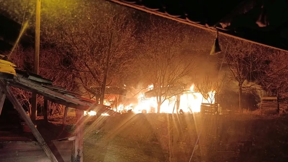 Boyabat'ta müstakil evin garajında çıkan yangında traktör ve tarım aletleri yandı