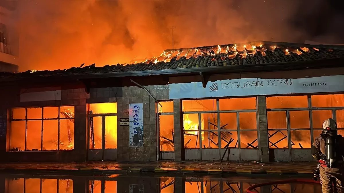 Hatay'da hırdavat dükkanında çıkan yangın hasara neden oldu