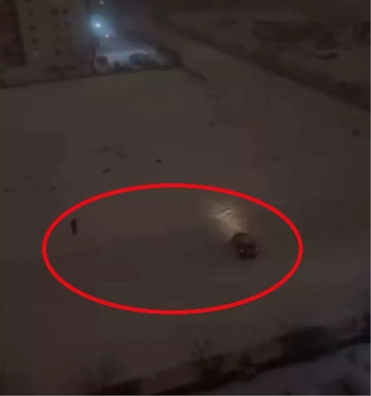 Karlı arazide otomobili ile drift yapan sürücü kamerada