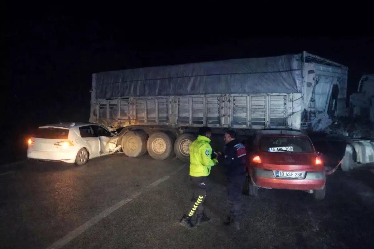 Bandırma'da otomobiller sisli yolda tır dorsesine çarptı: 8 yaralı