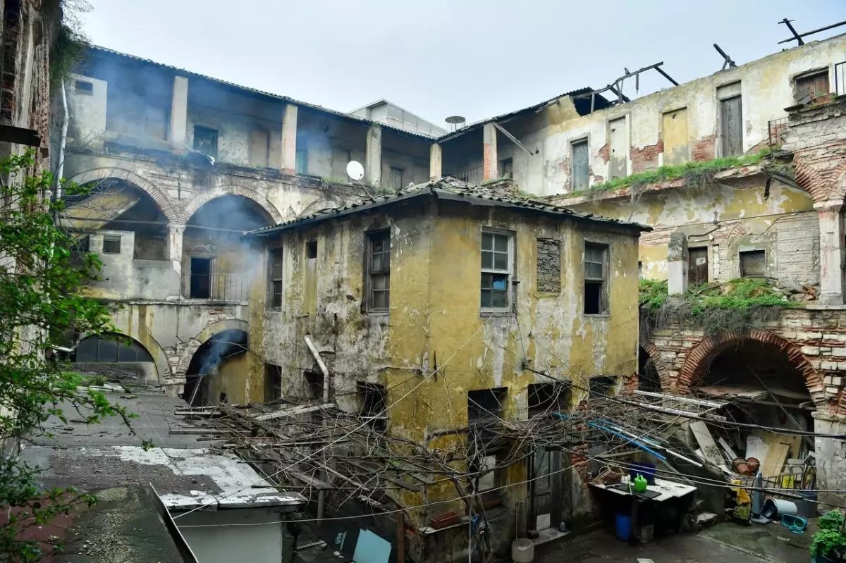 Vali Gül, Yadigar Projesi kapsamında restore edilmesi planlanan Şekerci Han'da incelemelerde bulundu