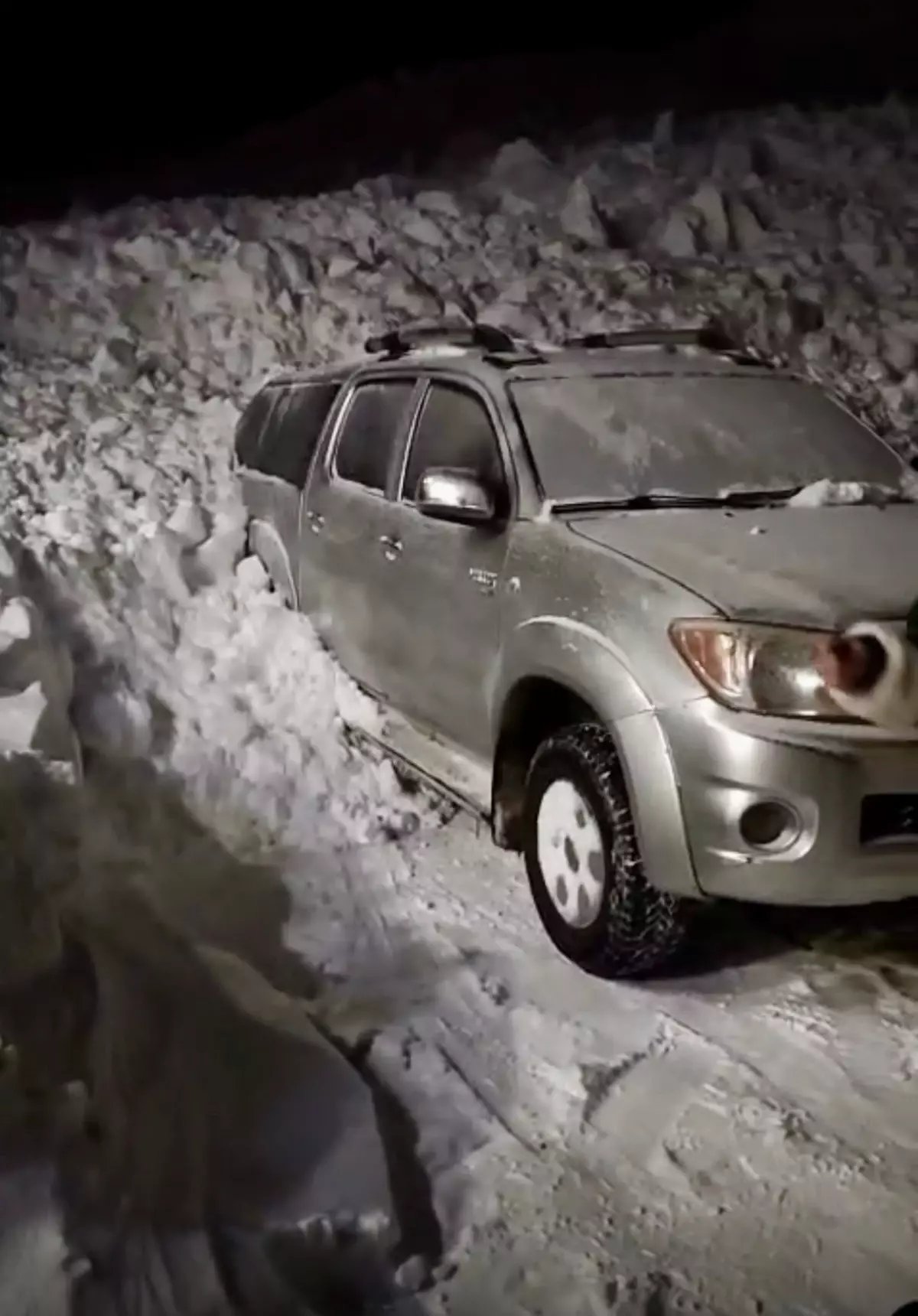 Çatak'ta düşen çığda park halindeki araç kar altında kaldı