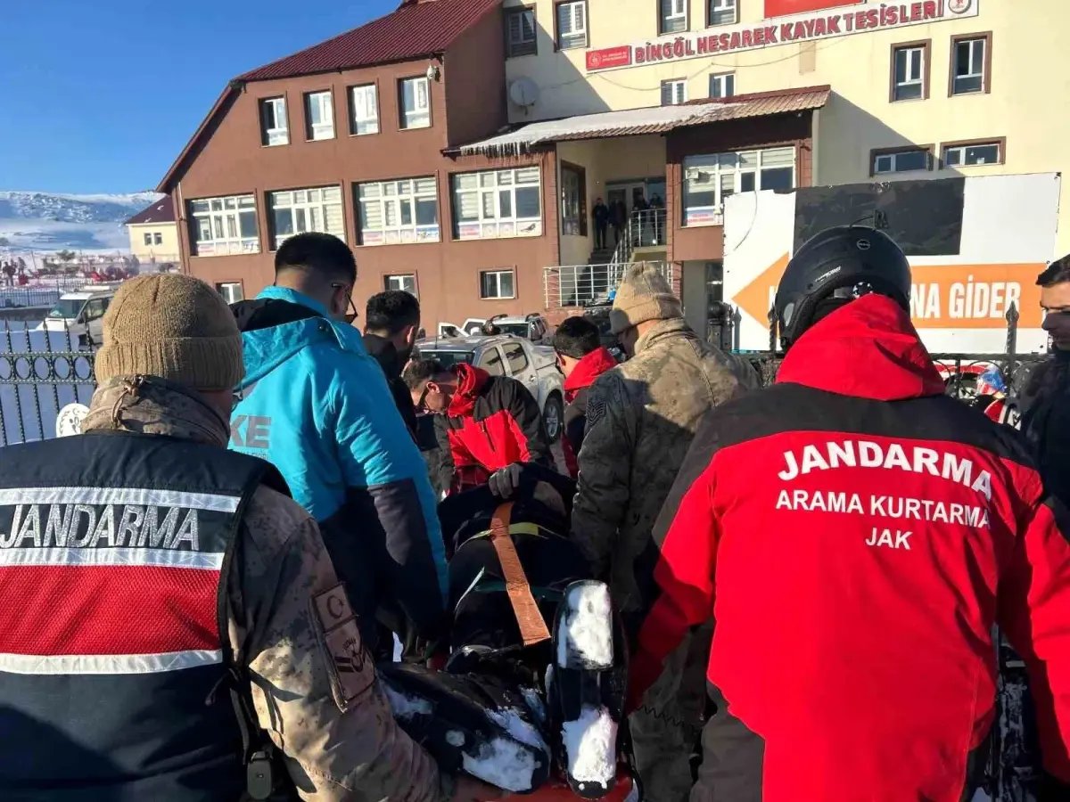 Kayak merkezinde düşerek yaralanan şahsın yardımına JAK ve UMKE yetişti