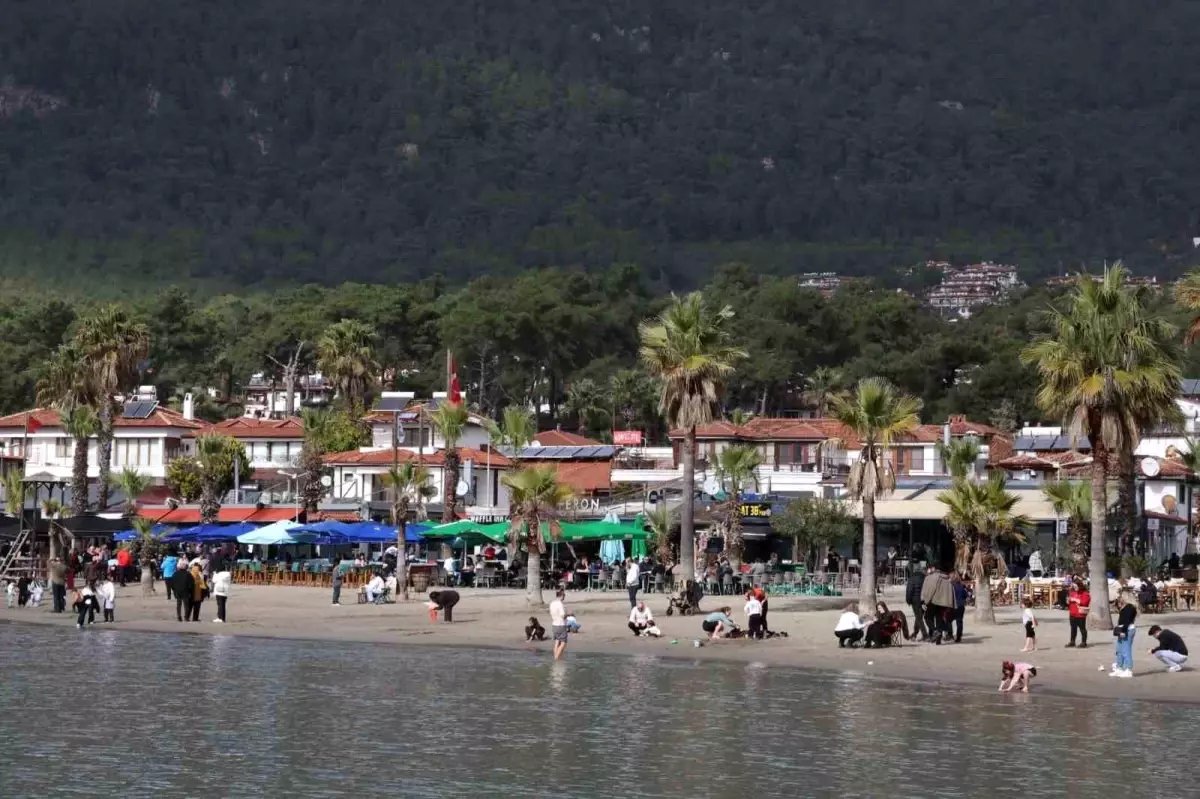 Akyaka'da güneşli hava sahilleri doldurdu