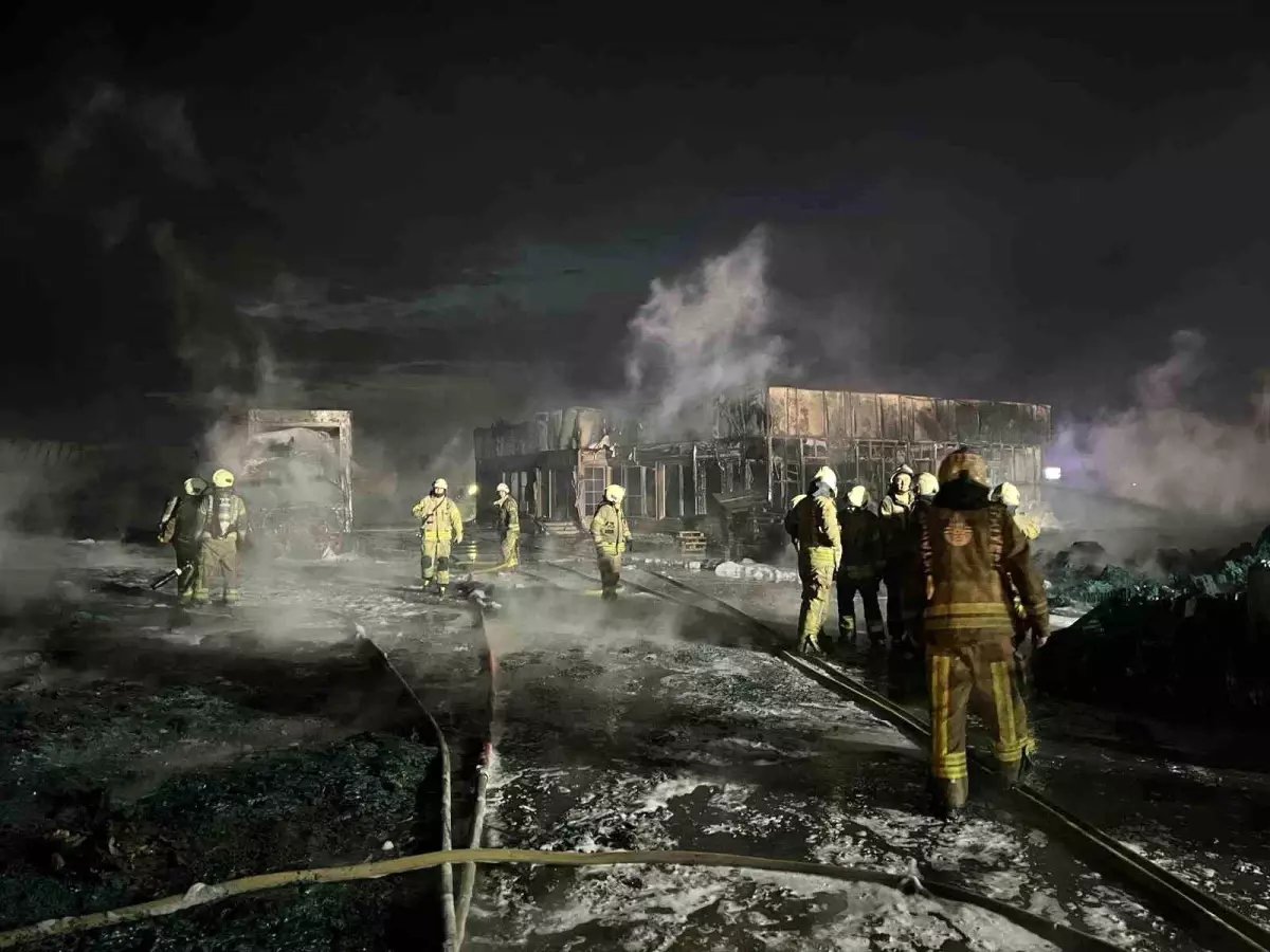 Büyükçekmece'de depoda çıkan yangın söndürüldü