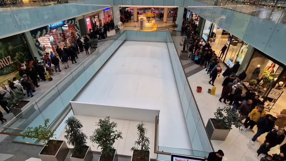 Antalya'da Zincir Market Açılışında İndirim ve Kuşak Sırası