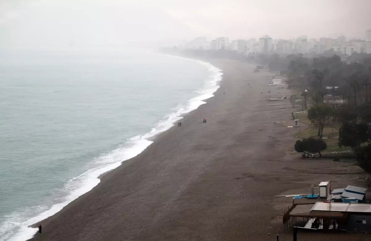 Antalya'da şiddetli yağışta yol çöktü