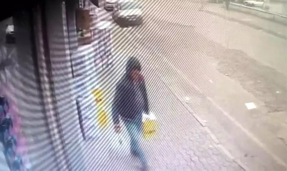 Marketin önündeki sıvı yağ kolisini çalan şahsın o anları kamerada