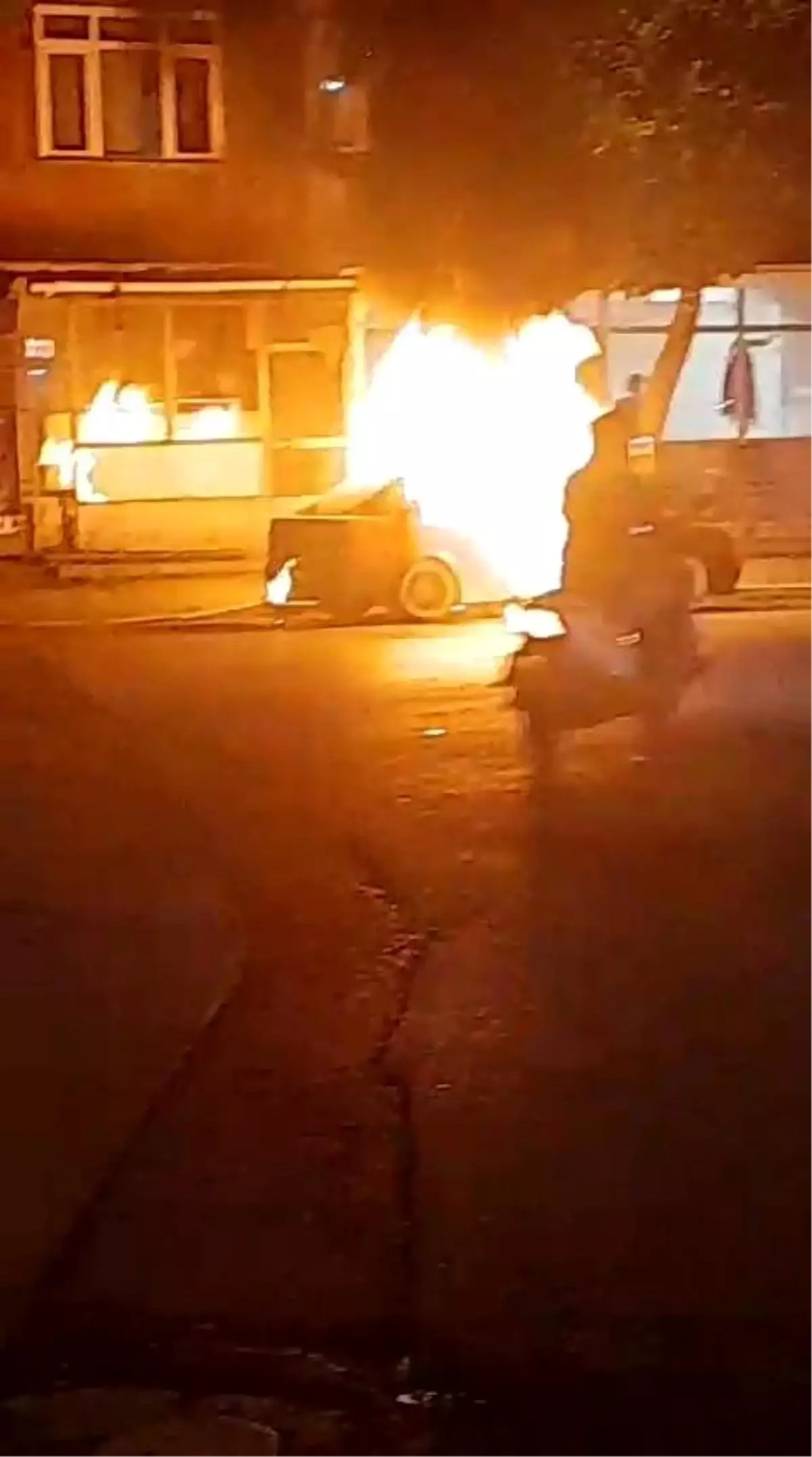 Park halindeki otomobil yandı, sahibi tarafından yakıldığı öne sürüldü