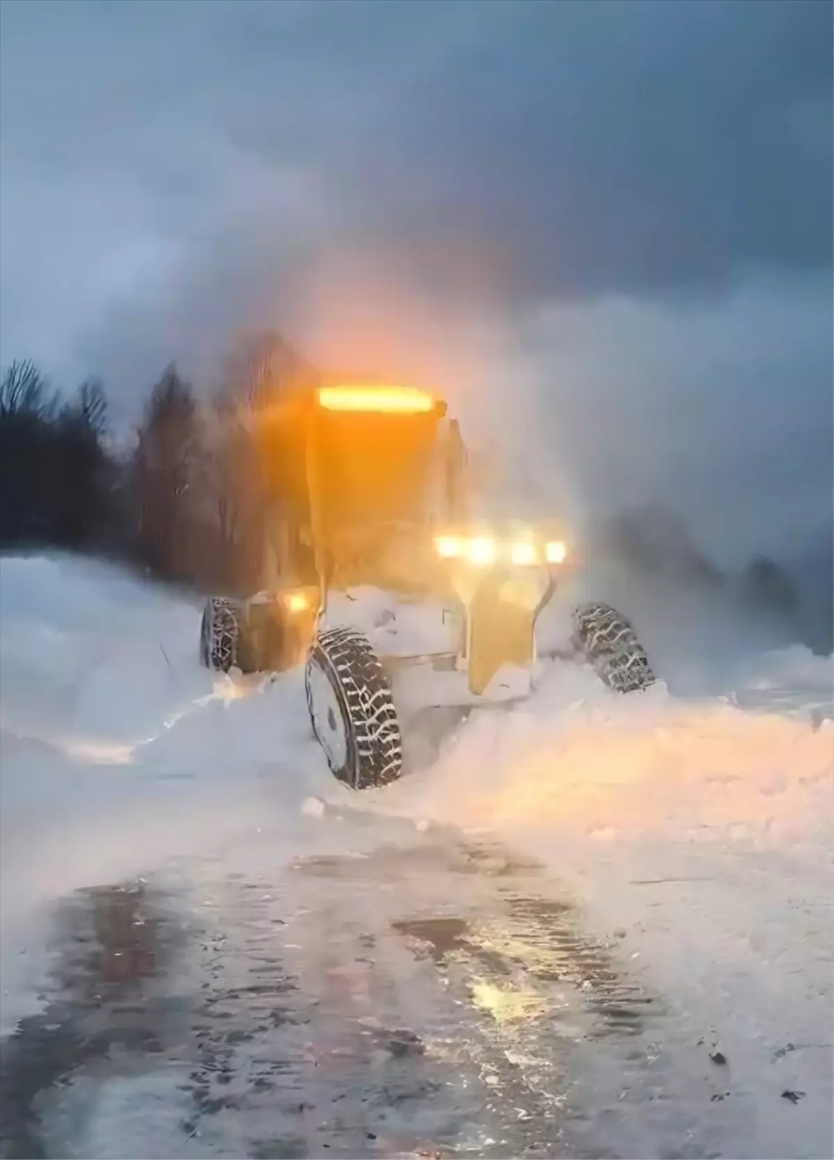 Tokat'ta karda mahsur kalan minibüstekiler kurtarıldı