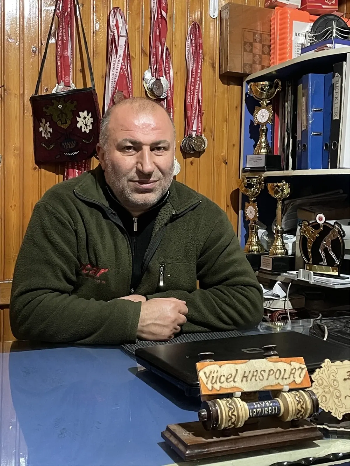 Ömrünü muaythai ve kickboksa adayan milli antrenör, şampiyon sporcular yetiştiriyor