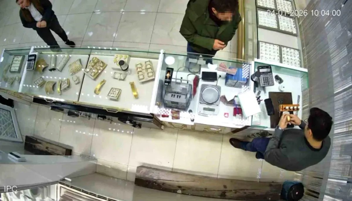 Sahte bilezikleri verip pazarlıkla fazla altın almak isterken yakalandı