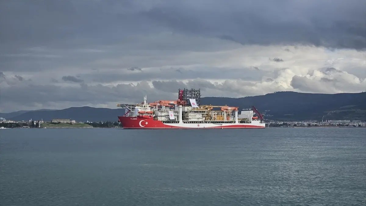 Derin deniz sondaj gemisi "Yıldırım" Çanakkale Boğazı'ndan geçti