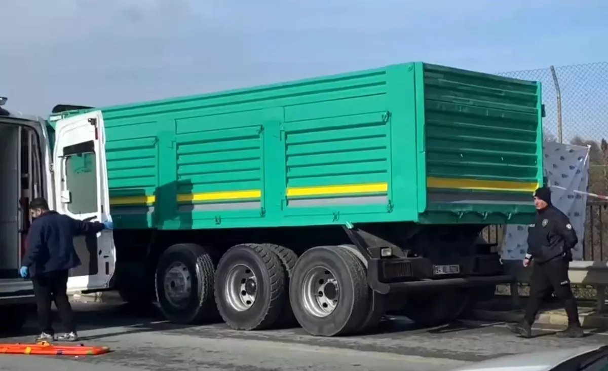 Arıza yapan kamyonu tamir ederken kabinin altında kalarak can verdi