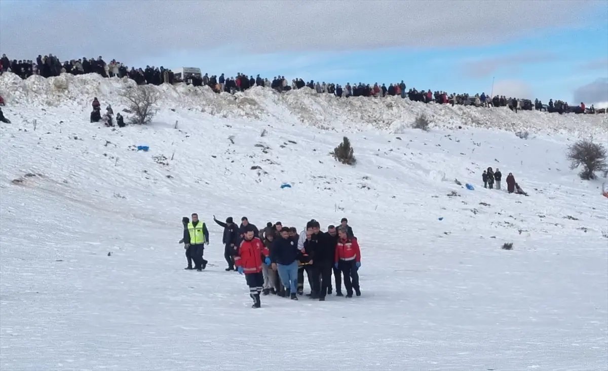 Aladağ Kayak Merkezi'nde yaralanan genç ambulans helikopterle hastaneye kaldırıldı