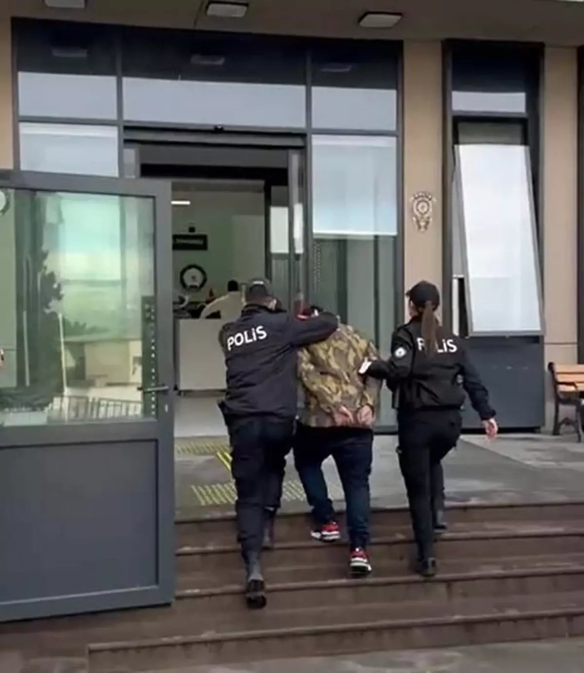 16 ilde aranan şüpheli, İzmir'de yakalandı