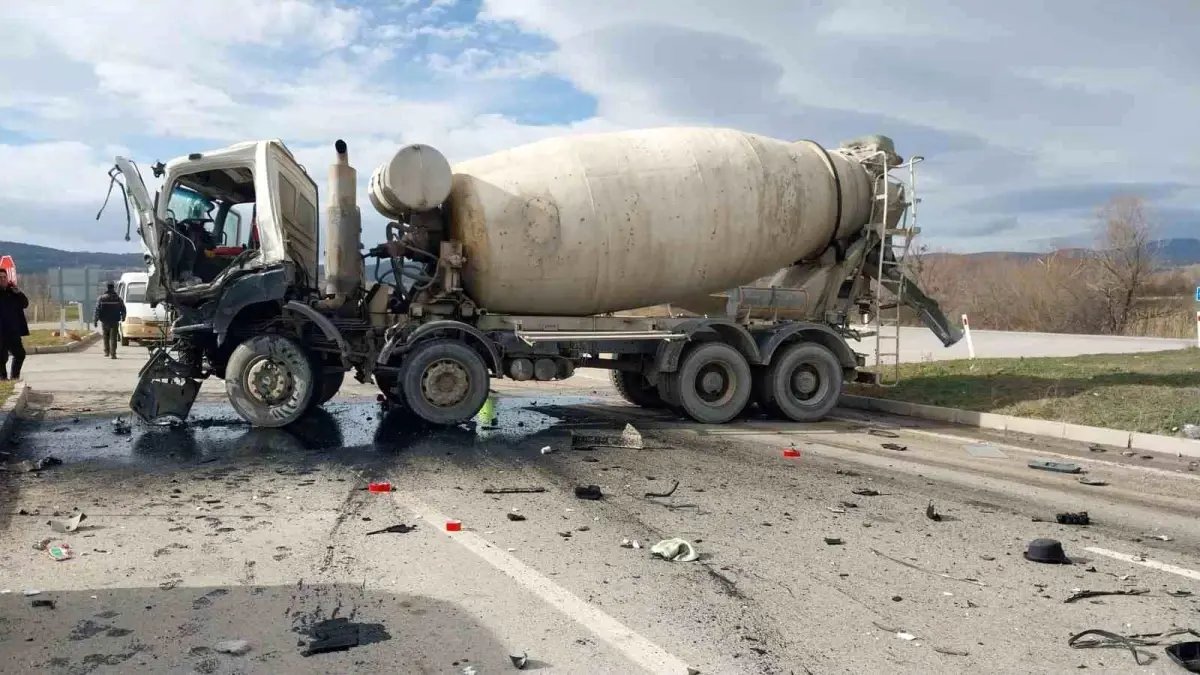 Kütahya'da beton mikserleri çarpıştı: 2 yaralı