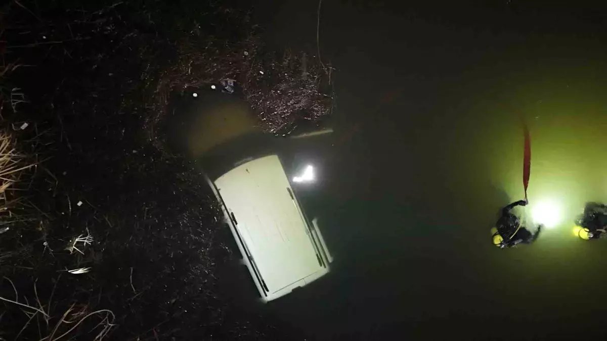 El freni çekilemeyen araç, düştüğü Porsuk Çayı'ndan 4 saat sonra çıkarıldı