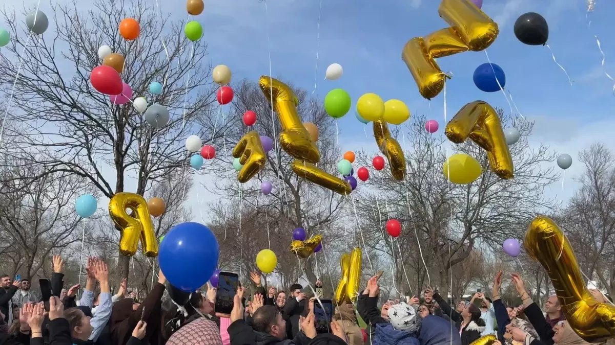 Esenyurt'ta SMA hastası Asaf'ın tedavi ücretinin tamamlanması balon uçurarak kutlandı