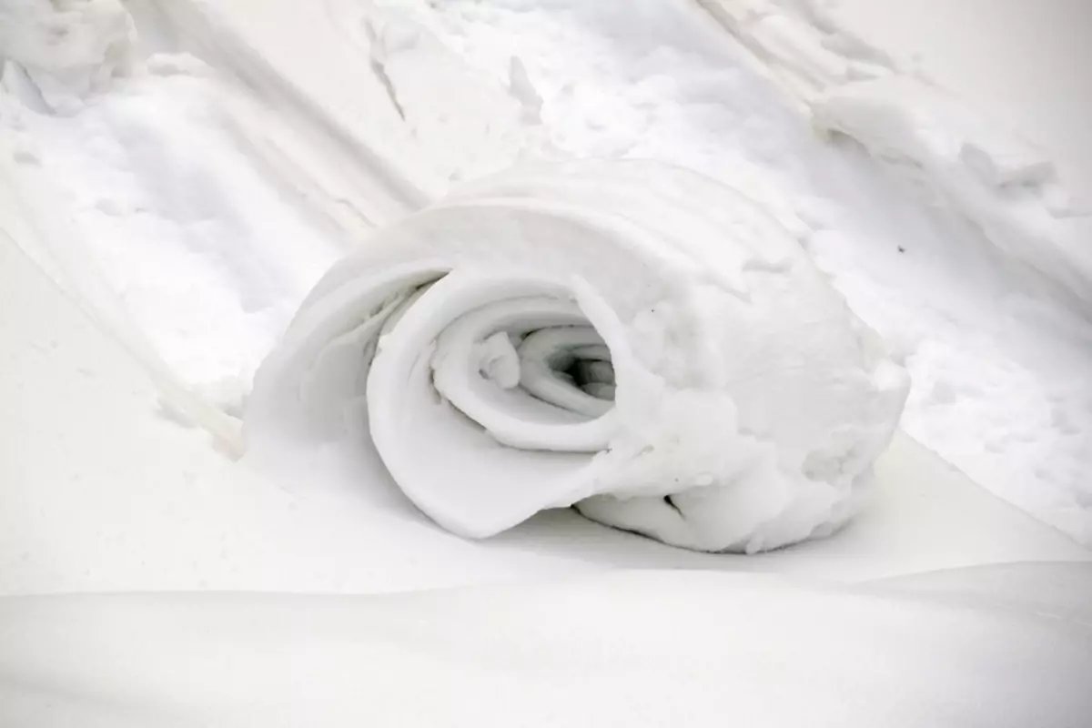 Görüntü Türkiye'den! Doğada ender oluşan kar ruloları oluştu