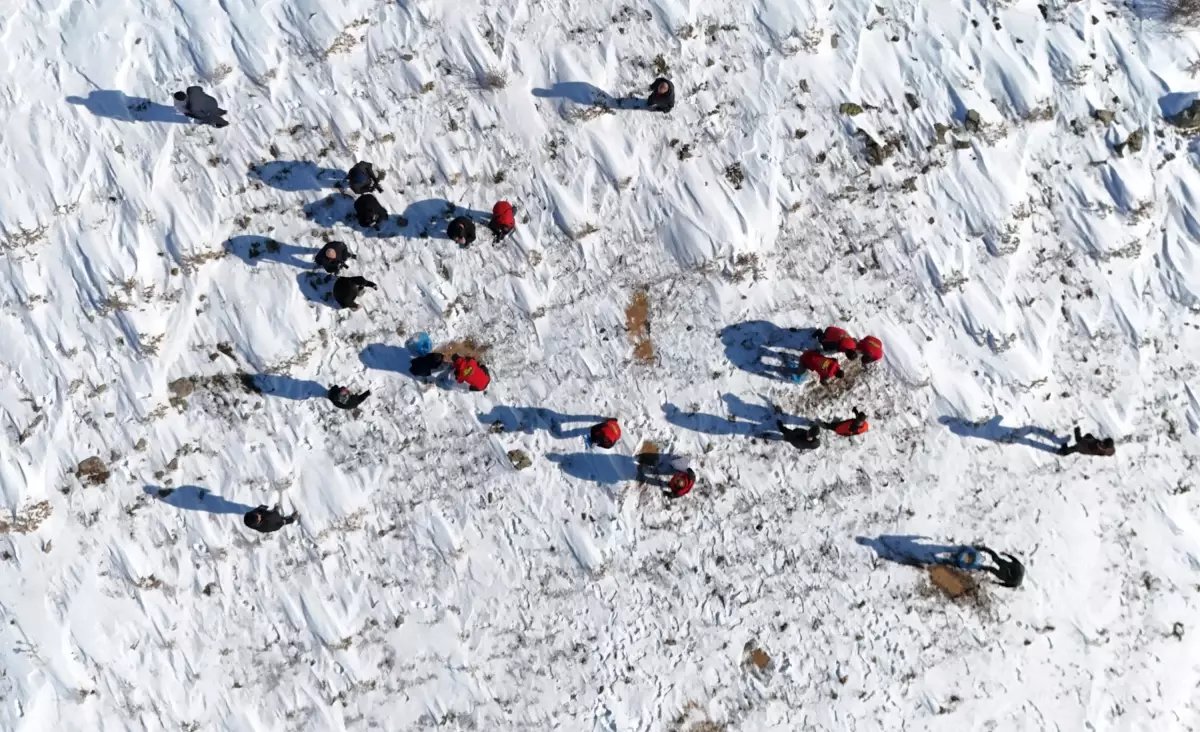 Doğaya yem bırakıp karda rafting yaptılar