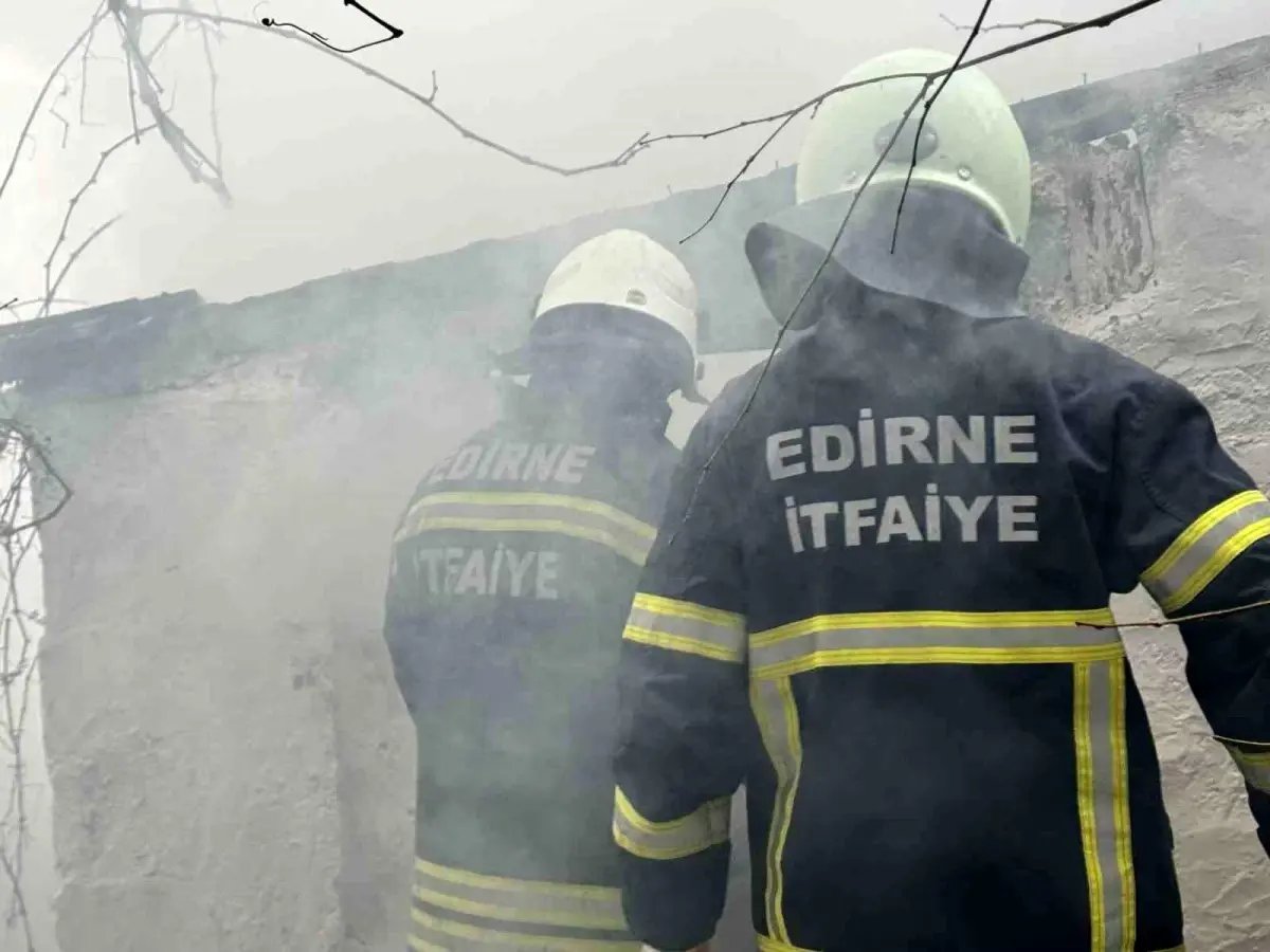 Edirne'de depo yangını büyümeden söndürüldü