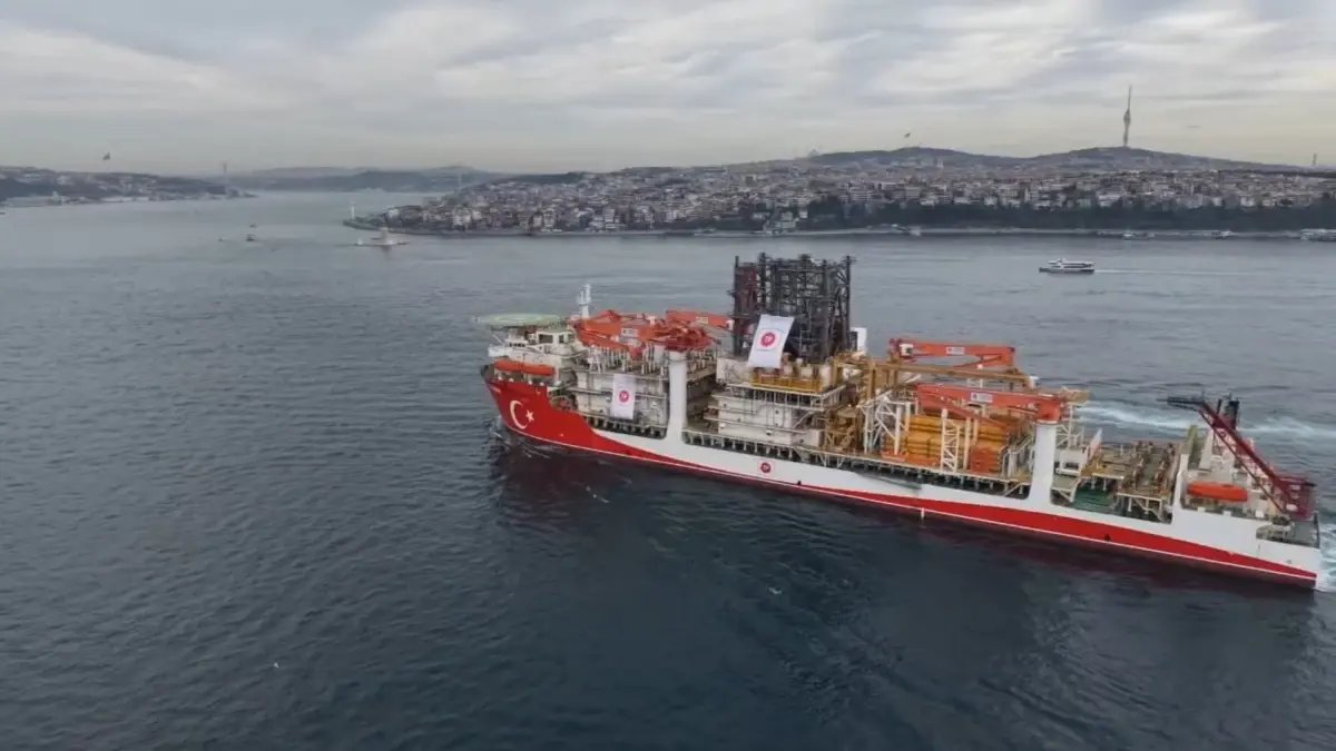 Yıldırım Sondaj Gemisi İstanbul Boğazı'ndan geçiyor