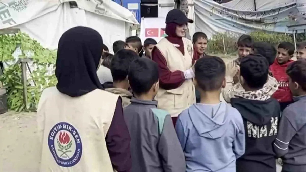 Eğitim-Bir-Sen, kurduğu "Akif İnan Eğitim Çadırı" ile Gazze'ye desteğini destek oluyor