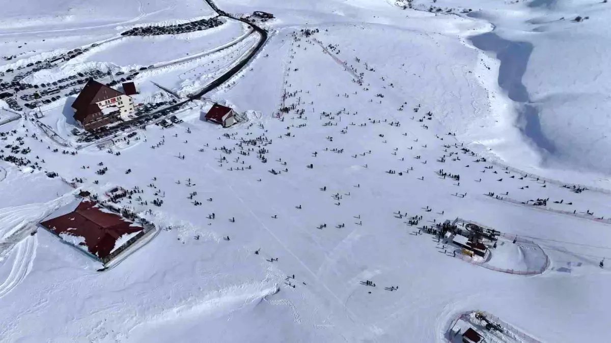 Hesarek Kayak Merkezi'nde yoğunluk: Ziyaretçiler karın keyfini çıkardı