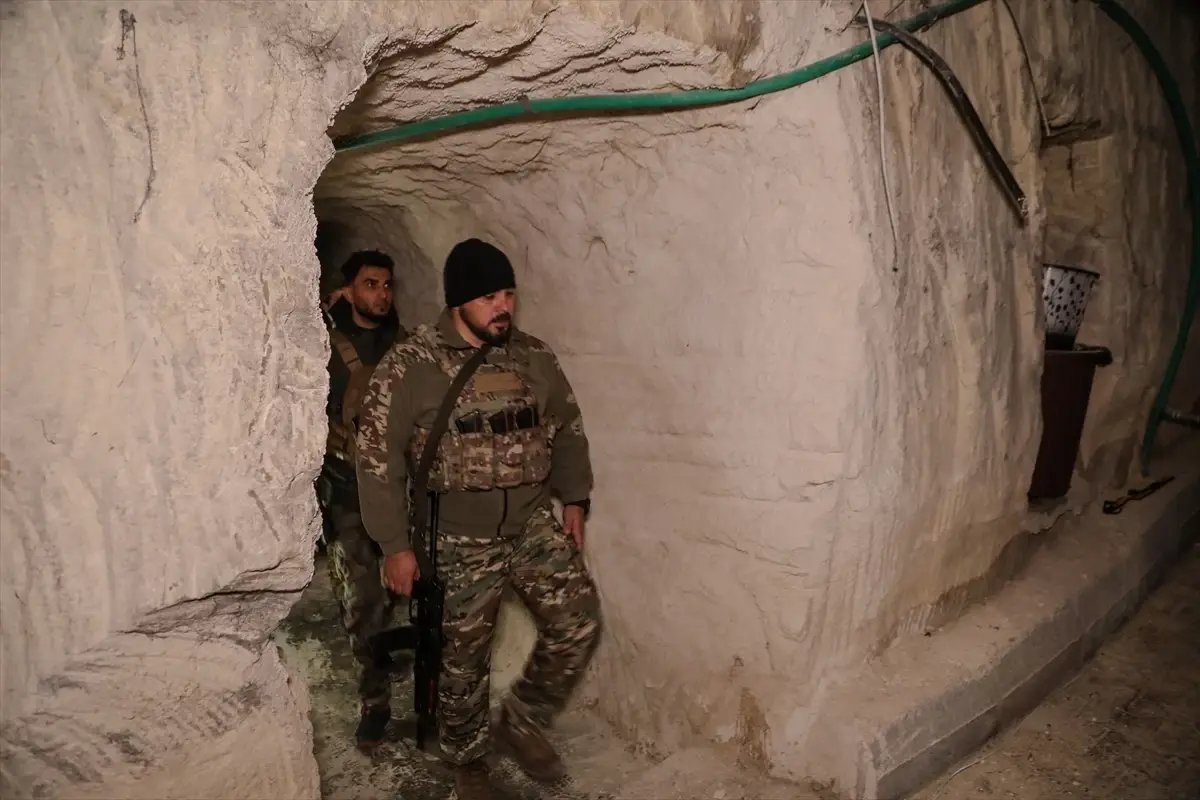 AA, terör örgütü YPG'nin Aynularab'a bağlı Sırrin beldesinde inşa ettiği "yer altı şehrini" görüntüledi