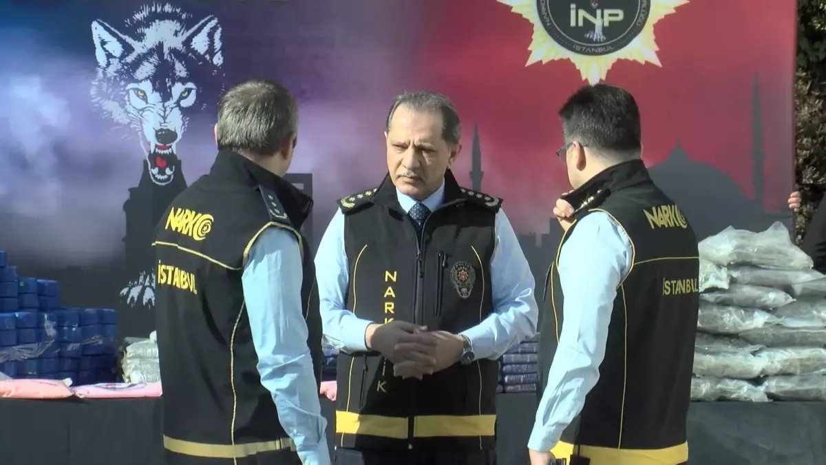 İstanbul'da 14 ilçede düzenlenen uyuşturucu operasyonunda ele geçirilenler emniyette sergilendi