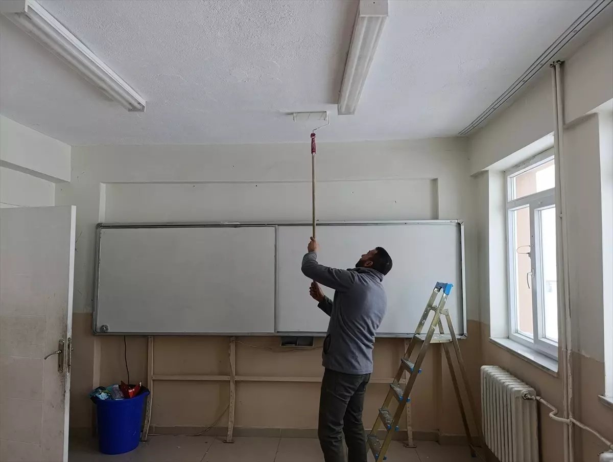 Sivas'ta köy okulunu öğretmen ile veliler onardı