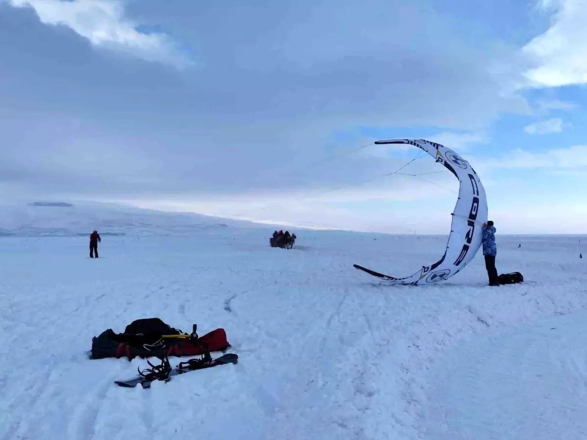 Çıldır Gölü'nde paraşütle uçma heyecanı yaşandı