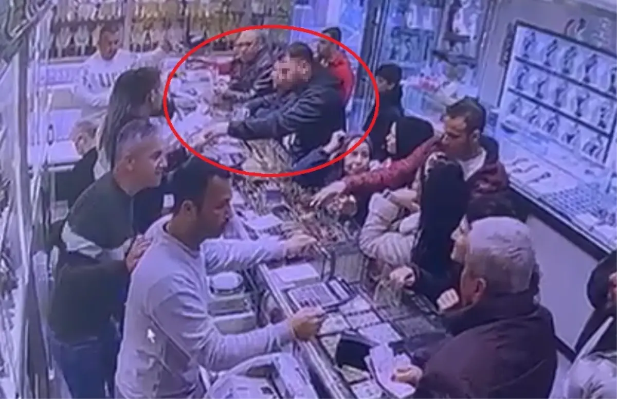 Tabancayla kuyumcuya girip 100 gram altını aldı, havaya ateş açıp kaçtı
